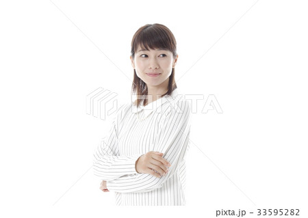 自然な表情の女性 33595282