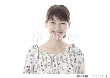 自然な表情の女性 33595301