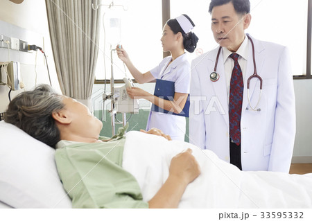 The doctor is talking to the elderly patient on bed in the hospital The doctor is talking to the elderly patient on bed in the hospital 33595332
