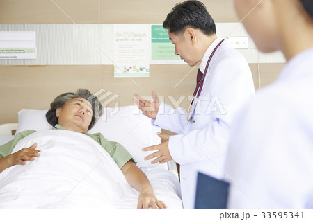 The doctor is talking to the patient on bed on the hospital 33595341