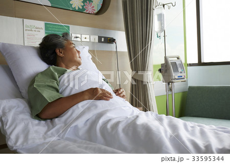 The picture of a elderly patient lying on the bed in a hospital 33595344