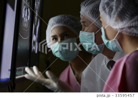 doctor is explaining x-ray to nurses in hospital 33595457