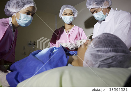 The picture of doctor and nurses doing operation in surgery room 33595521