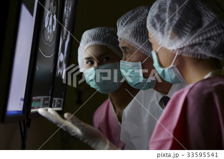 The portrait of doctor explaining to nurses The portrait of doctor explaining to nurses 33595541