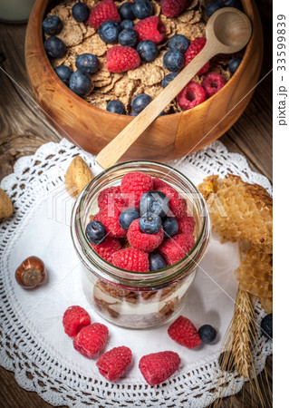 Tasty breakfast with cereal and frut. 33599839