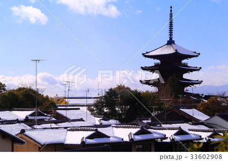 冬の八坂の塔（京都　東山区） 33602908