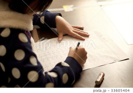 計算問題をする女の子 計算問題をする女の子 33605404