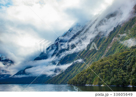 milford sound fiord land national park new zealand 33605649