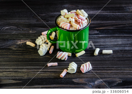 Green enameled mug with marshmallows 33606054