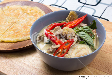 Beef green curry served with roti 33606393