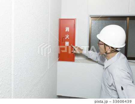 働く人　消防設備　消火栓の確認 33606439