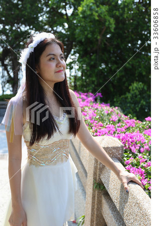asian woman who wear white crown and ballet dress 33606858
