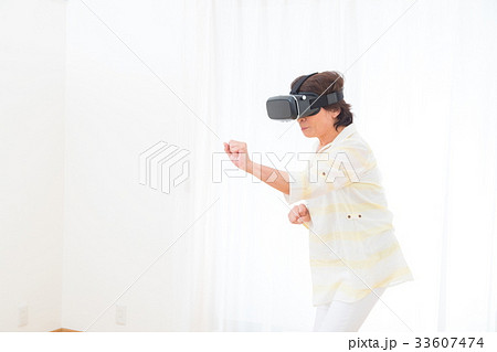 おばあちゃん　祖母　VRを楽しむシニア　仮想現実　バーチャルリアリティー　 33607474