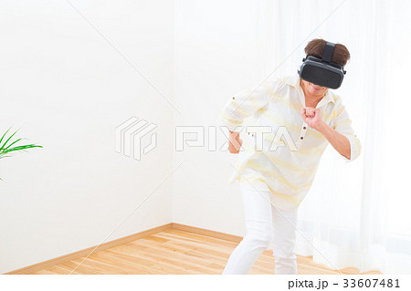 おばあちゃん 祖母 VRを楽しむシニア 仮想現実 バーチャルリアリティー おばあちゃん 祖母 VRを楽しむシニア 仮想現実 バーチャルリアリティー 33607481