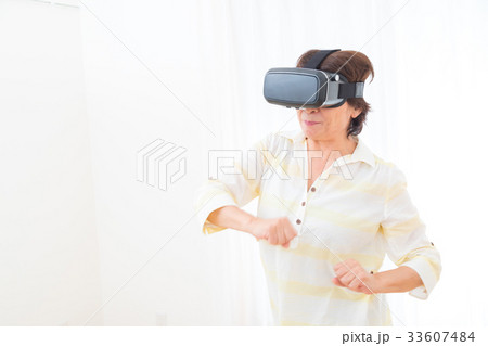 おばあちゃん 祖母 VRを楽しむシニア 仮想現実 バーチャルリアリティー おばあちゃん 祖母 VRを楽しむシニア 仮想現実 バーチャルリアリティー 33607484