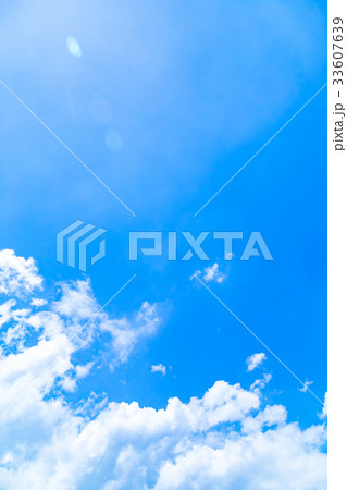 梅雨入れ前の晴れ間　空　雲　コピースペース　積雲　初夏の空　広いコピースペース 33607639