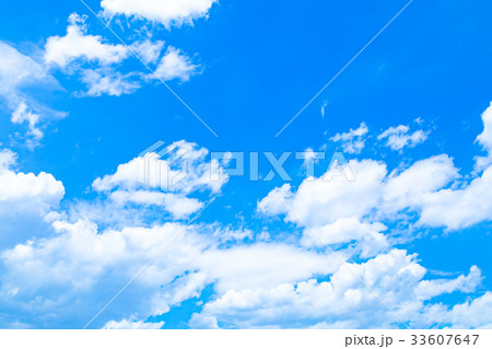 梅雨入れ前の晴れ間　空　雲　コピースペース　積雲　初夏の空　広いコピースペース 33607647