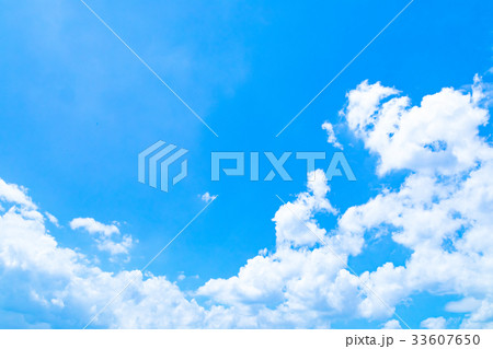 梅雨入れ前の晴れ間　空　雲　コピースペース　積雲　初夏の空　広いコピースペース 33607650