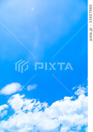 梅雨入れ前の晴れ間　空　雲　コピースペース　積雲　初夏の空　広いコピースペース 33607660