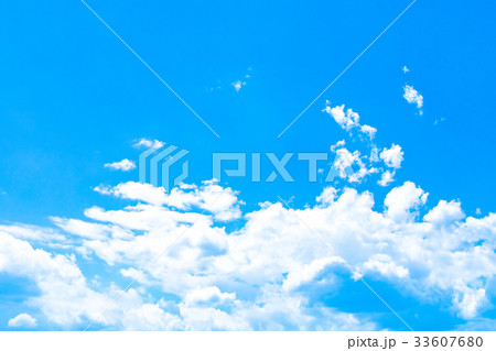 梅雨入れ前の晴れ間　空　雲　コピースペース　積雲　初夏の空　広いコピースペース 33607680