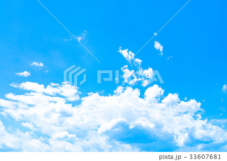 梅雨入れ前の晴れ間　空　雲　コピースペース　積雲　初夏の空　広いコピースペース 33607681