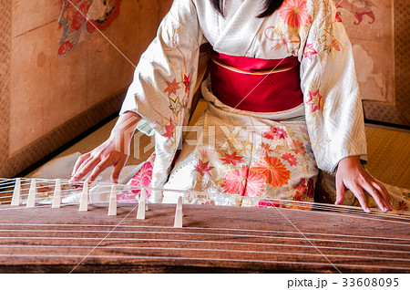 Woman In Kimono Dress Playing Koto Japanese Harpの写真素材