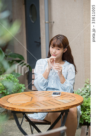 女子高生 高校生 Jk 大学生 一人 かわいい きれい 美しい ロング ワンピースの写真素材