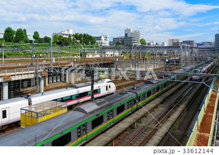 特急スーパーひたちと行き来する列車 33612144