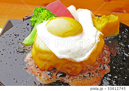 チーズハンバーグ目玉焼きのせ 33612745