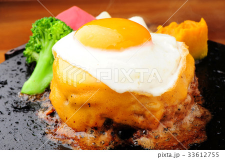 チーズハンバーグ目玉焼きのせの写真素材