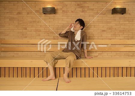 サウナに入る男性 サウナー サウナに入る男性 サウナー 33614753
