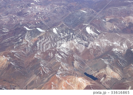 南米大陸を南北に縦断するアンデス山脈、チリ中部上空から見る険しい高地山岳地帯の地形 南米大陸を南北に縦断するアンデス山脈、チリ中部上空から見る険しい高地山岳地帯の地形 33616865