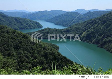 田子倉湖とブナ原生林　六十里越峠開道記念碑から　 33617460