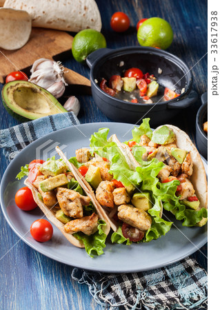 Authentic mexican tacos with chicken and salsa 33617938