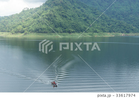 Boat at Khun Dan Prakan Chon of Dam in Thailand. 33617974