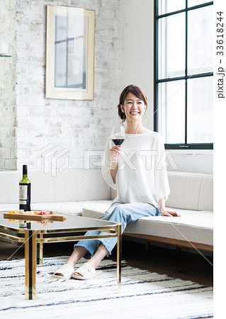 若い女性(ワイン) 若い女性(ワイン) 33618244
