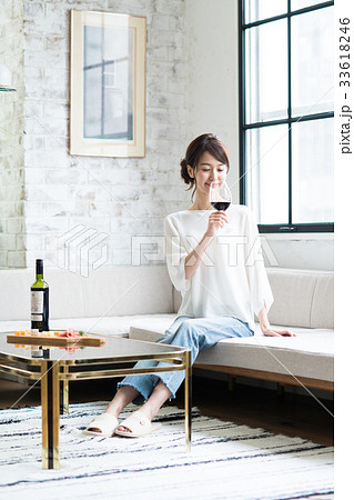 若い女性(ワイン) 若い女性(ワイン) 33618246