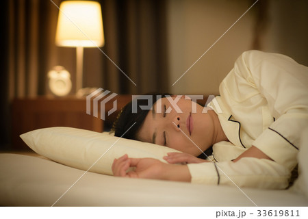 ベッドで眠る若い女性 ベッドで眠る若い女性 33619811