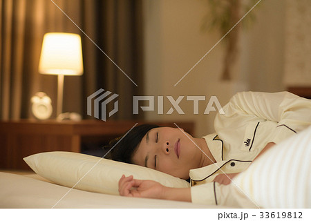 布団で眠る若い女性 33619812
