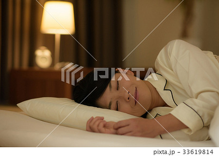 ベッドで眠る若い女性 33619814