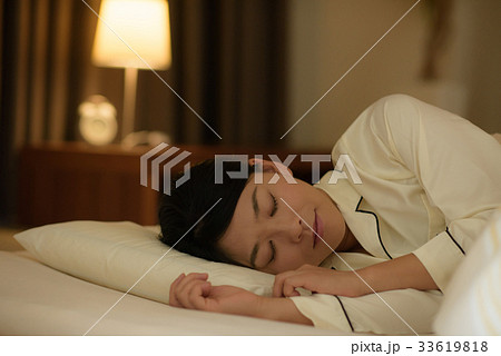 布団で眠る若い女性 33619818