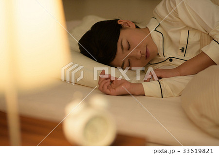 眠る若い女性 33619821