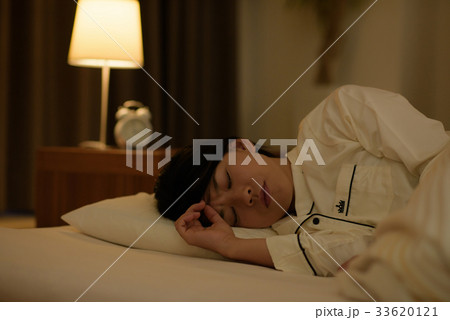 眠れない若い女性 33620121