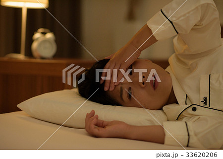 不眠症の若い女性 33620206