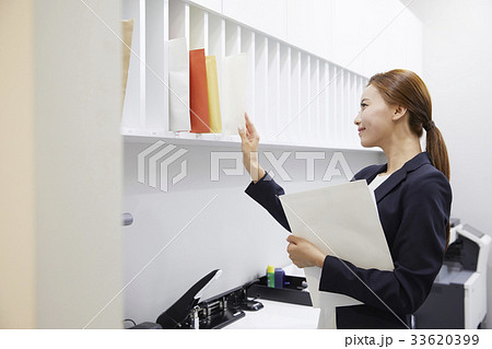 書類 棚 女性 33620399