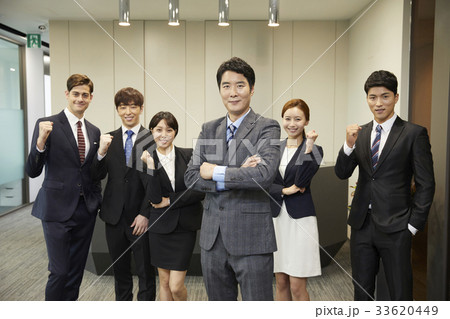 ビジネスマン ビジネスウーマン スーツ 33620449