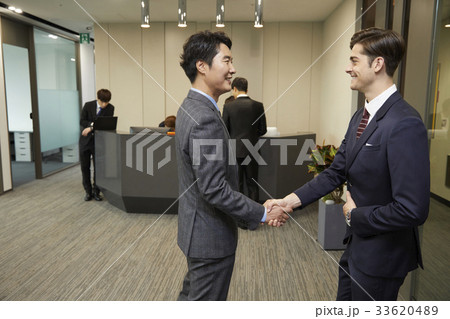 見開き 対面 向き合う 33620489