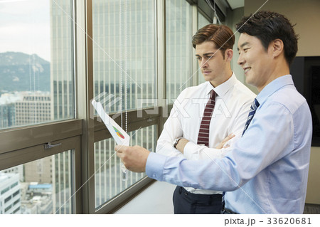 分かち合い 分け合う 男 33620681