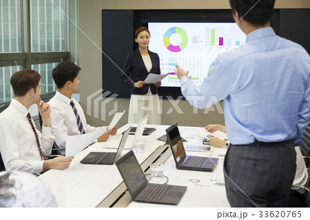 ビジネスマン ビジネスウーマン スクリーン 33620765