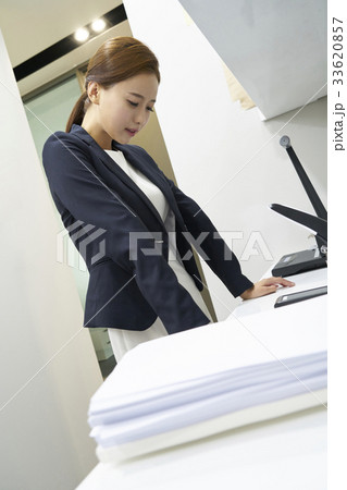 ビジネス 室内 女性 33620857